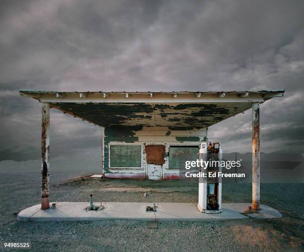 abandoned gas station, niland ca - geisterstadt stock-fotos und bilder