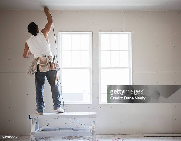construction worker using drill - dana workman stockfoto's en -beelden