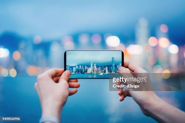 capturing the iconic city skyline of hong kong by the victoria harbour during sunset - composizione orizzontale foto e immagini stock