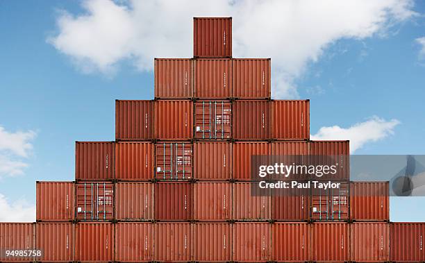 pyramid of shipping containers - stacked pyramid stockfoto's en -beelden