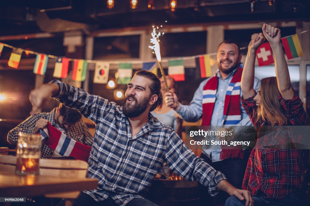 Cheering Inshambles Young People Cheering In A Sports Pub High-Res Stock Photo - Getty Images