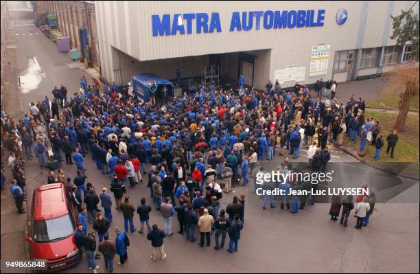 Lack of success of Renault's Avantime model causes Matra to consider closing its Romorantin-Lantenay production unit.