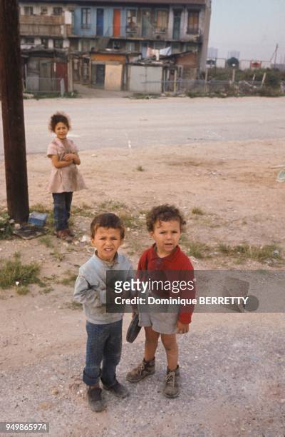 Des enfants algeriens dans un bidonville, en 1974 a Nanterre, France.