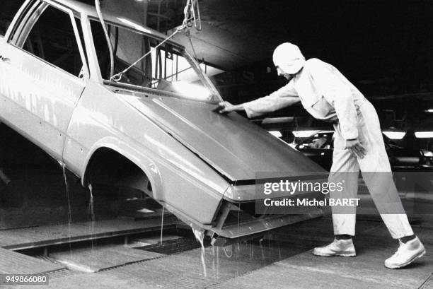 Chaîne de montage de voitures dans l'usine Talbot à Poissy, en France, en février 1981.