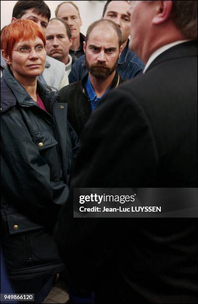 Lack of success of Renault's Avantime model causes Matra to consider closing its Romorantin-Lantenay production unit. Here, employees listen to the...