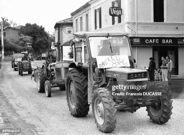 Tracteurs dans la rue lors d'une manifestation d'agriculteurs à Langoiran, en Gironde, en Septembre 1974, France.