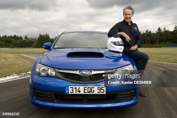 Acteur Gerard Klein sur le circuit automobile de l'ouest parisien a Dreux. Essais en avant-premiere d'une voiture de rally de la marque Subaru....