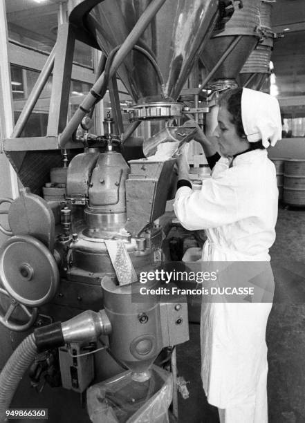 Chaîne de production de médicaments dans le laboratoire pharmaceutique Labaz à Bordeaux, en 1984, en Gironde, France.