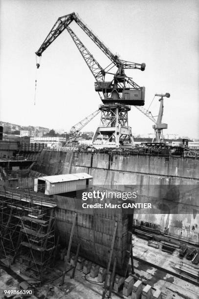 Construction du porte-avions Charles de Gaulle dans le chantier naval de la DCNS à Brest, en 1989, dans le Finistère, France.