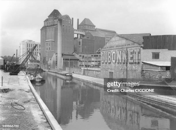 Vue d'ensemble des batiments des Grands Moulins De Pantin, pres du canal de l'Ourcq, circa 1960 a Pantin, France.