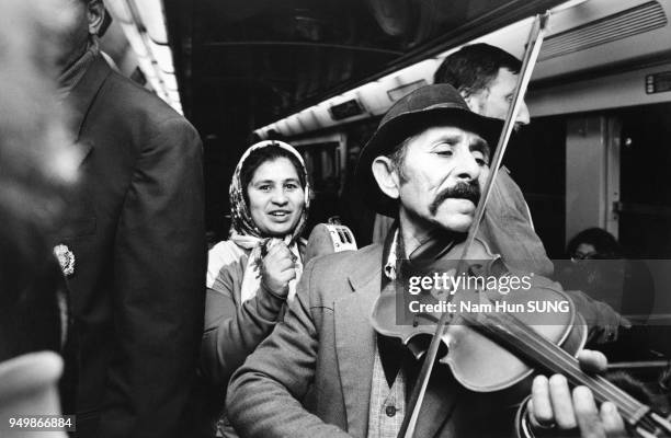 Violoniste Rom jouant dans le RER à Nanterre, en 1992, dans les Hauts-de-Seine, France.