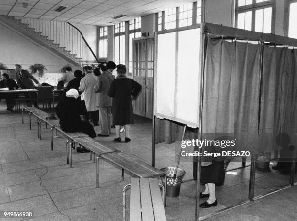 Isoloirs d'un bureau de vote à Clamart, lors du premier tour des élections présidentielles, le 26 avril 1981, dans les Hauts-de-Seine, France.