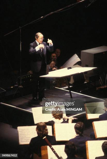 Le compositeur Pierre Boulez dirigeant un orchestre, circa 1970, France.