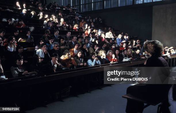 Etudiants en amphithéâtre dans une université en mars 1974 en France.