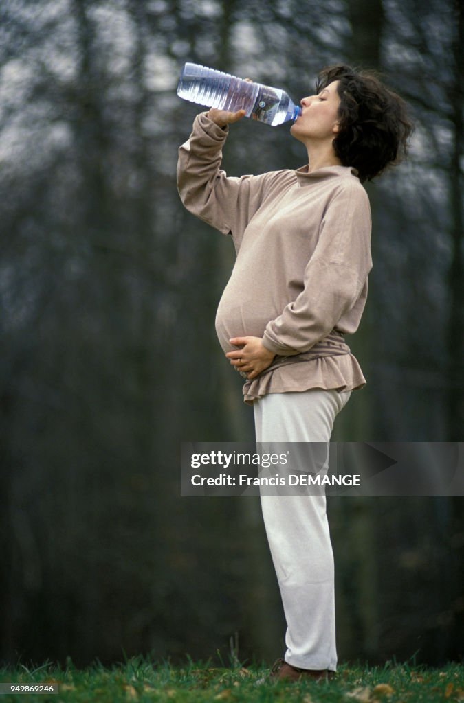Femme enceinte buvant de l'eau