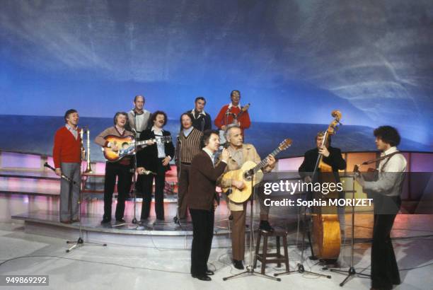 Georges Brassens et les Compagnons de la Chanson sur un plateau de télévision en juin 1978 à Paris, France.