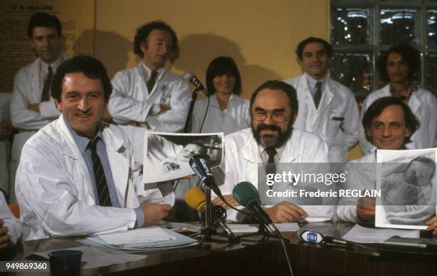 Conférence de presse pour la naissance du premier bébé-éprouvette en France avec les professeurs Jacques Testard et René Frydman le 10 avril 1986 à...