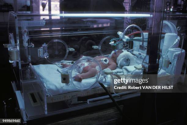 Bébé dans une couveuse dans une maternité en mai 1986 à Cuba.