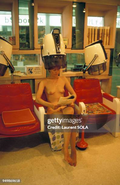 Nudiste chez le coiffeur en juin 1982 au Cap d'Agde, France.