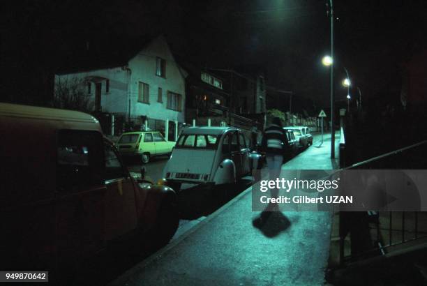 Une rue dans la banlieue de Paris la nuit, France.