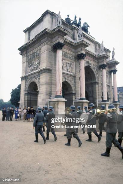 Acteurs en tenue de Waffen SS qui défilent, sur le tournage du film 'Les uns et les autres' réalisé par Claude Lelouch en 1981, ici devant l'arc de...