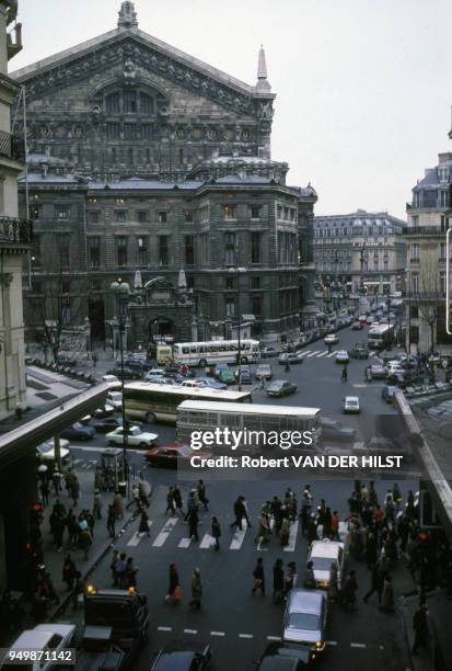 Circulation routière et piétonne derrière l'Opéra Garnier en janvier 1984 à Paris, France.