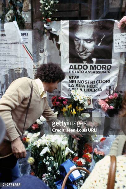 Une femme dépose des fleurs en hommage à Aldo Moro assassiné par les Brigades Rouges le 10 mai 1978 à Rome, Italie.