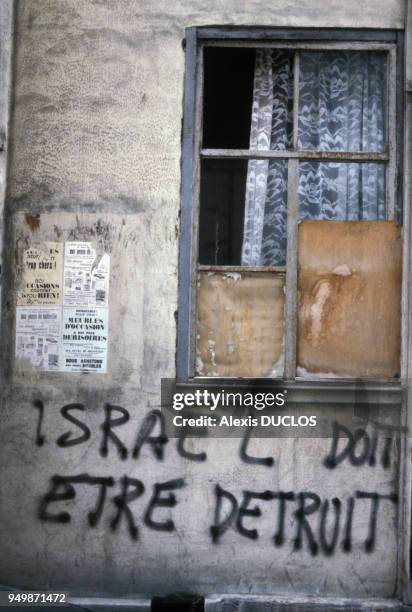 Graffitis antisionnistes sur le mur d'un immeuble délabré, le 10 novembre 1993 à Argenteuil, France.