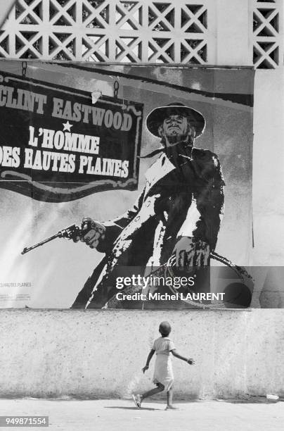 Un enfant regarde l'affiche du film 'L'Homme des hautes plaines' dans une rue de Djibouti en février 1974.