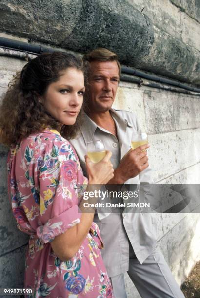 Roger Moore avec l'actrice Lois Chiles lors du tournage du film 'Moonraker'en août 1978, France.