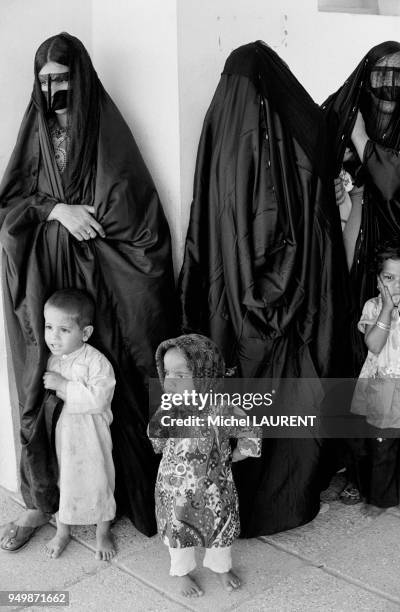 Femmes voilées et leurs enfants le jour de la Fête des mères dans une école en mars 1974 à Abou Dabi.