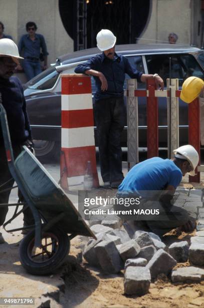 Ouvriers sur un chantier de voirie en France.