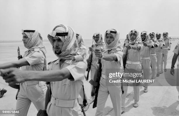 Soldats de l'armée d'Abou Dabi lors d'un exercice en mars 1974 à Abou Dabi, Emirats Arabes Unis.