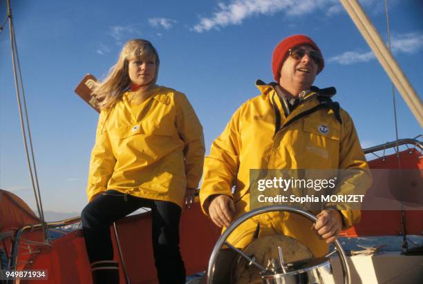 La chanteuse Karen Cheryl en ciré jaune sur un voilier en août 1977.