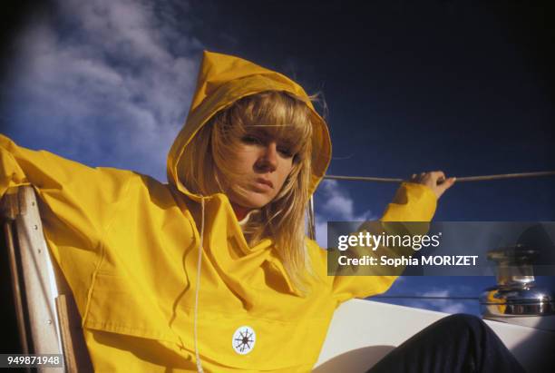 La chanteuse Karen Cheryl en ciré jaune sur un voilier en août 1977.