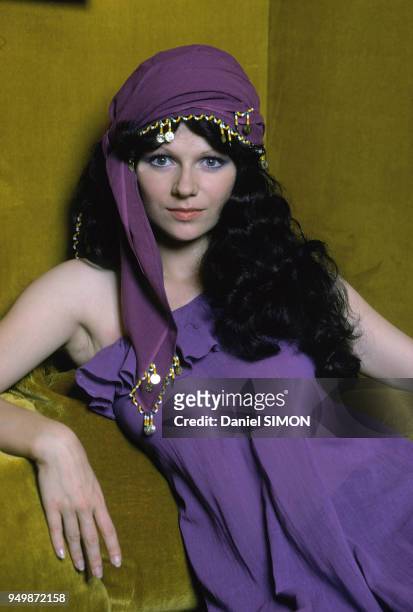 La chanteuse Karen Cheryl, circa 1970, à Paris, France.