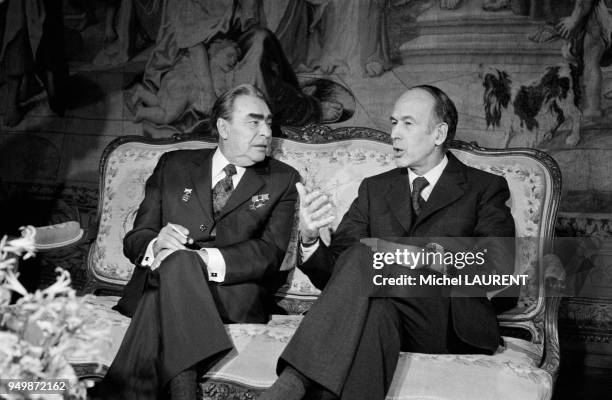 Le président Valéry Giscard d'Estaing s'entretient avec le leader soviétique Leonid Brejnev au château de Rambouillet le 7 décembre 1974 en France.