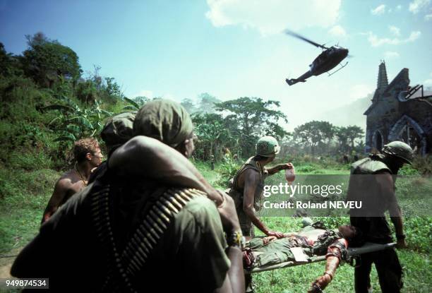 Tournage du film 'Platoon' réalisé par Oliver Stone en avril 1986 aux Philippines.