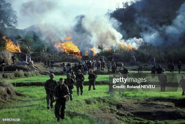 Tournage du film 'Platoon' réalisé par Oliver Stone en avril 1986 aux Philippines.