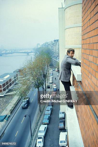 Jean-Paul Belmondo lors du tournage du film 'Peur sur la ville ' réalisé par Henri Verneuil en décembre 1974 à Paris, France.
