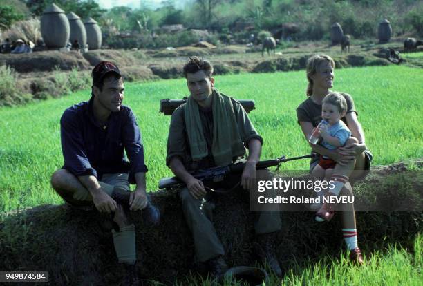 Oliver Stone et Charlie Sheen lors du tournage du film 'Platoon' en avril 1986 aux Philippines.