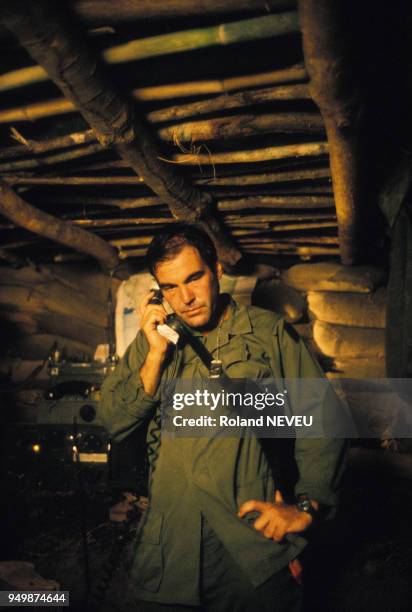 Le réalisateur Oliver Stone lors du tournage du film 'Platoon' en avril 1986 aux Philippines.