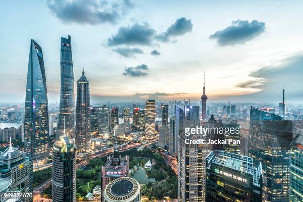 lujiazui financial district - shanghai stockfoto's en -beelden