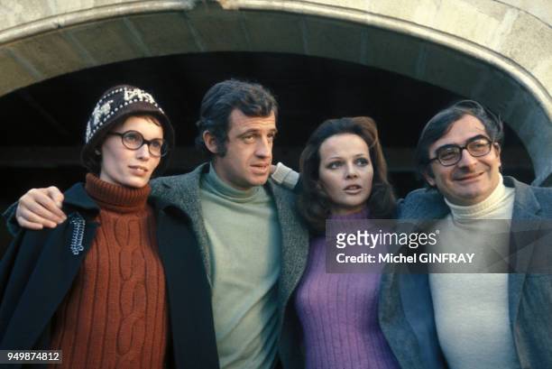 équipe du film 'Docteur Popaul' avec Mia Farrow, Jean-Paul Belmondo, Laura Antonelli et Claude Chabrol en 1972, France.