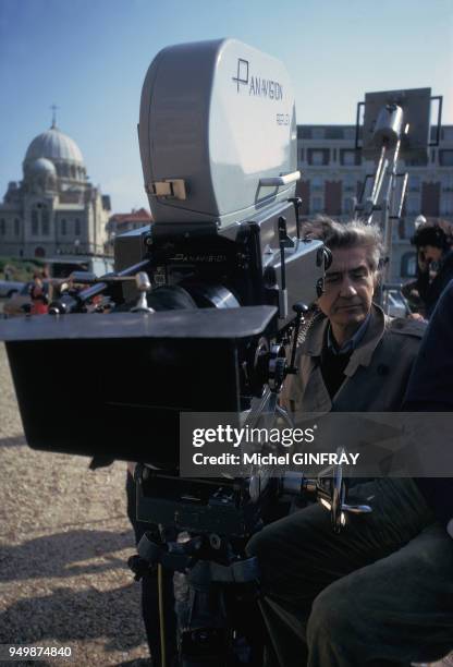 Le réalisateur Alain Resnais derrière la caméra lors du tournage du film 'Stavisky' en octobre 1973 à Biarritz, France.