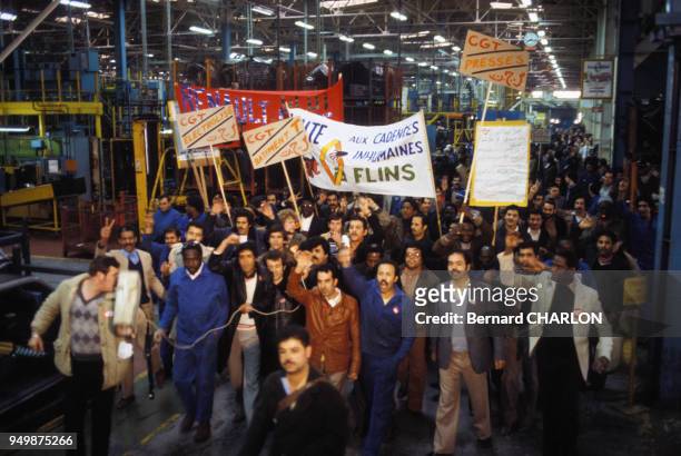 Ouvriers grèvistes des usines Renault avec des banderolles du syndicat CGT en avril 1982 à Aulnay-sous-Bois, France.