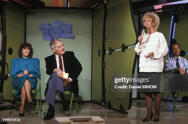 La présentatrice Évelyne Leclercq et les invités sur le plateau de l'émission 'Tournez manège' sur TF1, le 3 mars 1987, en France.