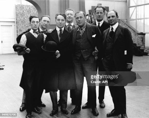Portrait de groupe avec de gauche à droite, l'acteur et réalisateur Buster Keaton et son manager Alf Reeves, l'acteur et réalisateur Charlie Chaplin,...