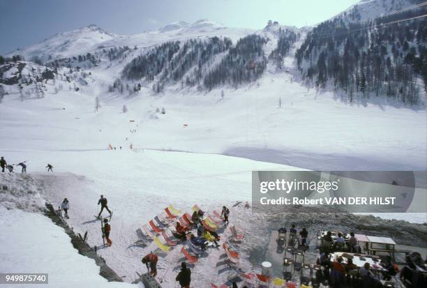 Transats près des pistes de ski en janvier 1985 à Val d'Isère, France.