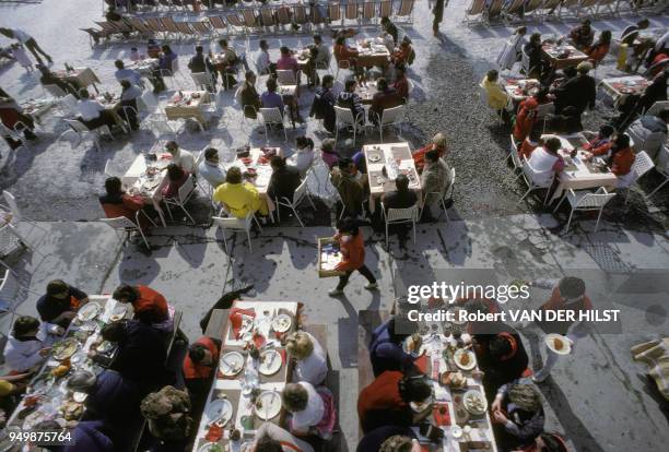 Des skieurs déjeunent en terrasse en mars 1984 à Val d'Isère, France.